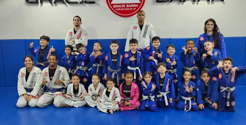 Turma kids reunida no tatame com os professores