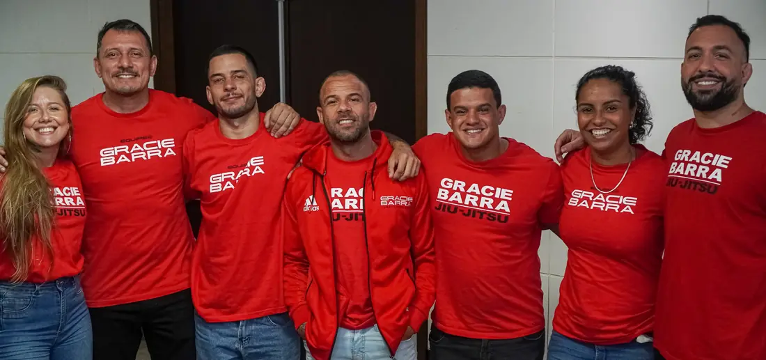 Equipe de professores da Gracie Barra reunida, sorrindo